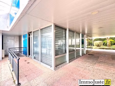 local esthetique de 50m² a louer centre commercial de la ville