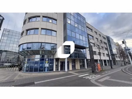 a louer  locaux commerciaux au pied du tram !