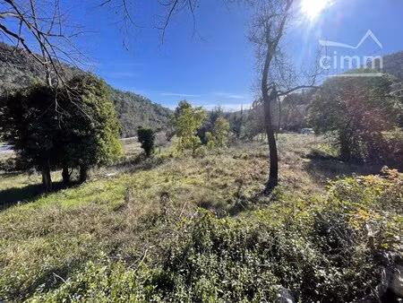 terrain constructible de 2110 m²