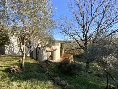 charmante villa avec vue et terrain arboré.