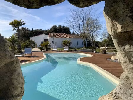 villa de plain pied à 10 minutes d' uzès sur un beau terrain de 2200 m2 avec piscine.