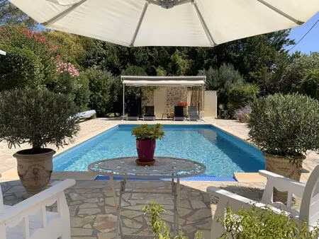 villa de plain pied dans un quartier résidentiel d'uzès sur un terrain de 1500 m2 avec...