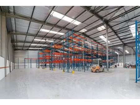 a louer - surface de stockage/activité de 2 200 m² à dammartin en goële