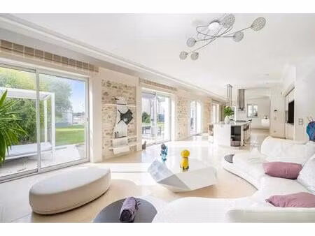 maison de 10 pièces de 392m² située à breuil-bois-robert