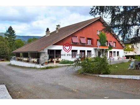 grand immeuble/hotel avec jardin  terrasse et parking