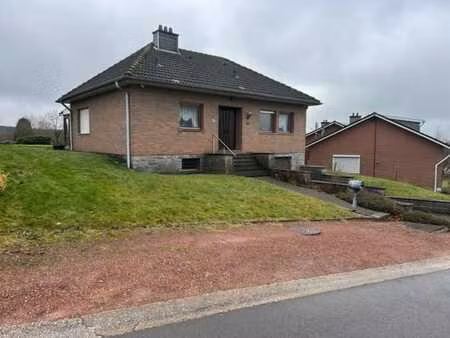 maison quatre façade avec jardin