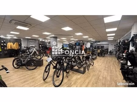 local commercial de 270 m2 avec une tres belle visibilité