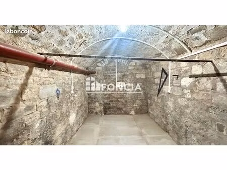 face à la mairie du xième  cave de 11m2