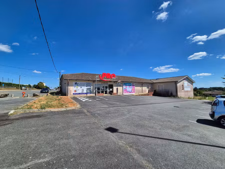 bâtiment à usage commercial de 1 065 m2 sur un terrain de 2