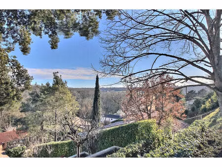 ensemble immobilier entièrement rénové offrant une surface habitable de 287 m2  2 logement