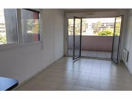 location appartement  m² t-2 à nice  940 €