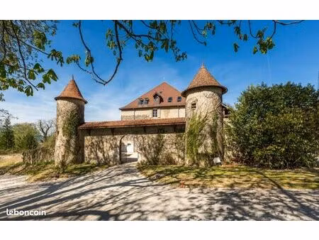 superbe appartement dans batisse du 14eme siecle