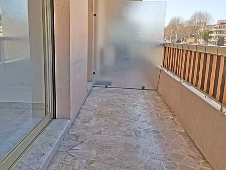 studio 32 m2 rénové + terrasse 12 m2 hippodrome proche mer