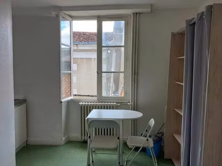 studio meublé à poitiers à 150 mètres de la place de l'hôtel de ville