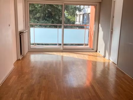 t4 lumineux avec balcon sur parc arboré – très calme – 81m² – lyon 8ème