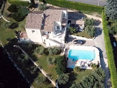 villa d'exception de 135 m2  sur un terrain de 1700 m2 avec oliveraie et piscine