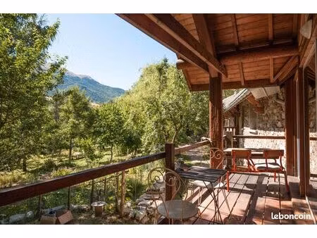 bâtisse de 13 pièces pour 411 m2