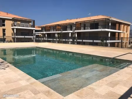 ? t2 44 m² + terrasse 13 m² + jardin 47 m² + double box – piscine – le pradet ?