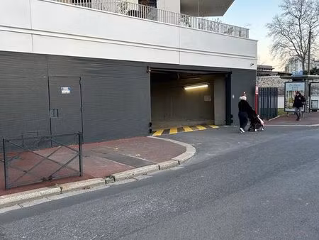 location parking clichy