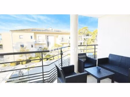 roquebrune sur argens  spacieux 2 pièces avec garage fermé et parking extérieur privatif