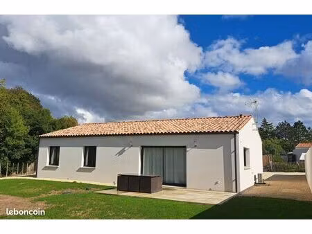 maison 3 chambres – jardin 600 m² – espace de stationnement – garage