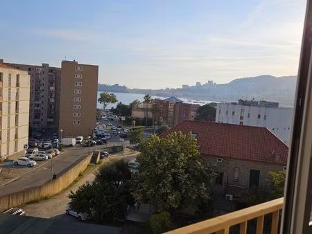 appartement t2 de 58 m² à ajaccio. vue mer. traversant. rénové intégralement. prix en bais
