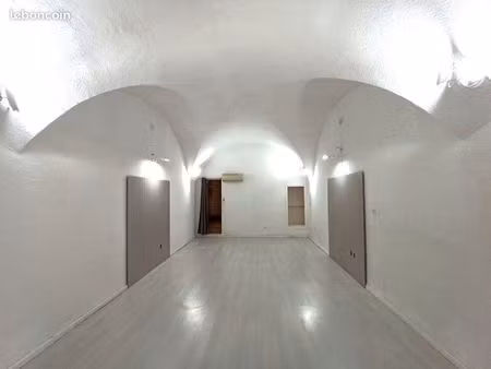 local commercial 75 m² + cave 70 m² – climatisé – emplacement n°1 – centre limoux – sans f