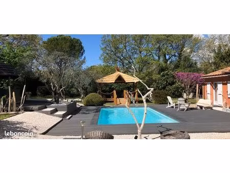 à vendre magnifique villa de plain-pied de 120m2  avec piscine  spa  paillote dans un écri