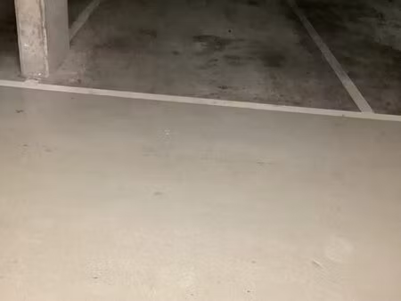 parking  métro hospital