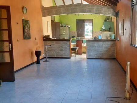 ? exclusivité – maison 3 logements à 500m de la plage – fort potentiel locatif – le gosier