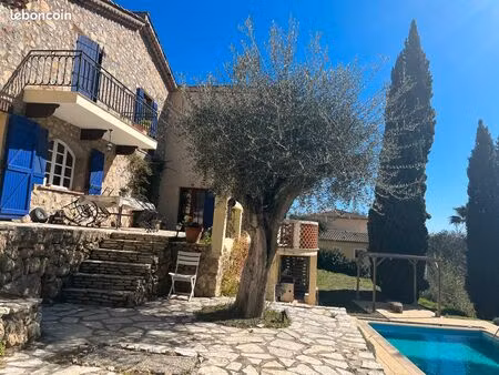 maison provencale renovée avec piscine et vue panoramique sur l`esterelmaison