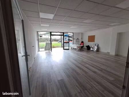 local commercial à louer  84 m2  3 pièces