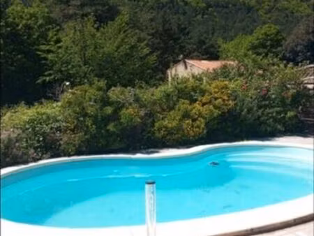 maison 4 faces avec piscine et panneaux solaires