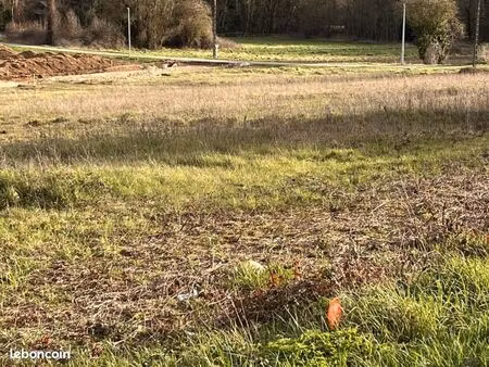 terrain 601 m² anais