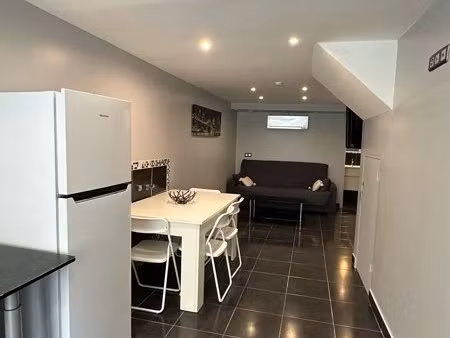 à vendre maison divisée en 2 appartements locatifs