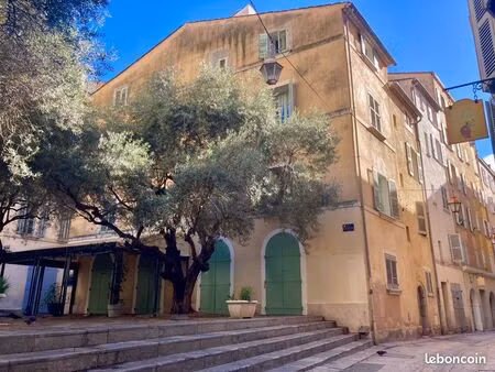 t2 meublé - plein centre  calme  lumineux et rafraichit