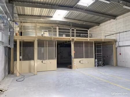 local bureaux 706 m²