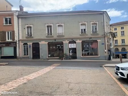 immeuble plein centre thizy