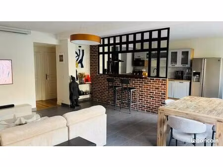 à mi-chemin entre maison de ville et loft