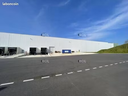 local logistique 4 896 m²