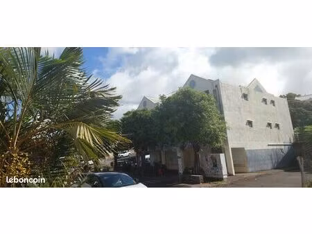 a louer local de 48 m² au dessus de la zone commercial du portail à piton saint leu