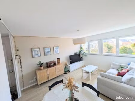 appartement t3 traversant 56 m² – 2 chambres – balcons – garage – cave