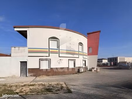 local 730 m² mours-saint-eusèbe