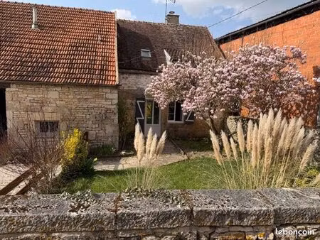 maison en pierre rénovée 87 m² + grand jardin clos 1 000 m² + grange