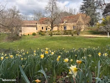 maison avec piscine  pré et foret