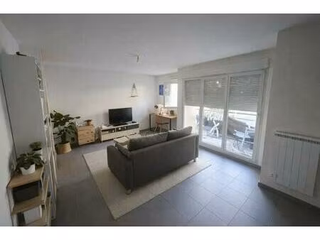 t2 de 42 7 m2 avec loggia au 3ème étage d'un immeuble avec ascenseur – villeurbanne
