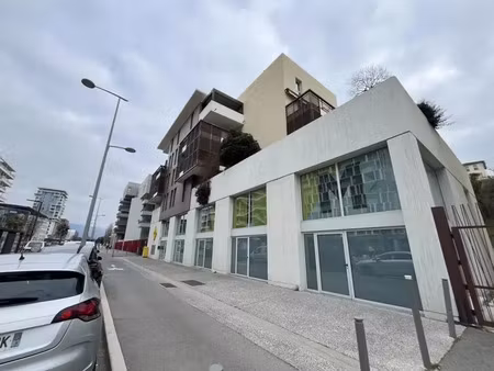 a vendre  bureaux 97 m² + 2 parkings  secteur meridia nice ouest