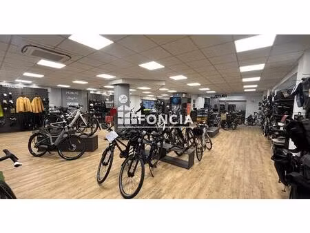 local commercial de 270 m2 avec une tres belle visibilité