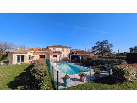 villa familiale de 212m² - vue monts du lyonnais - calme absolu - piscine - grand terrain