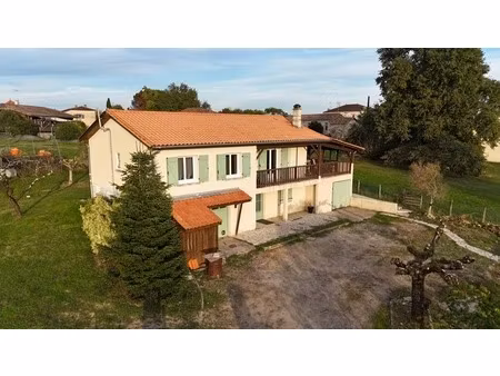 maison traditionnelle - 3 chambres et bureau - véranda - garages - jardin